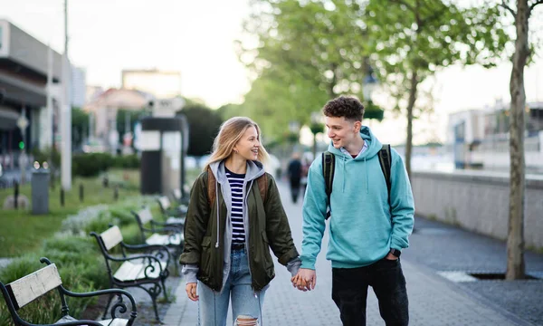 休日に市内の幸せな若いカップルの旅行者、歩くと話す. — ストック写真