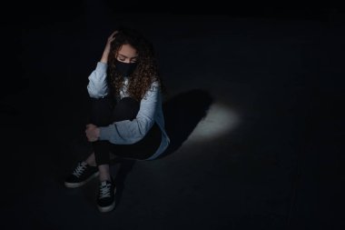 Depresyondaki genç kadın portresi, kapalı alan 19 ve zihinsel sağlık konsepti.