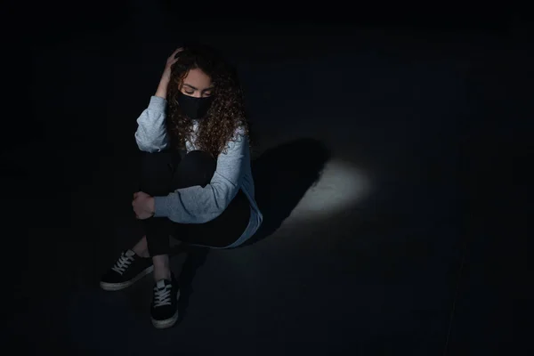 Retrato de vista superior de mulher jovem deprimida em casa, covid-19 e conceito de saúde mental. — Fotografia de Stock