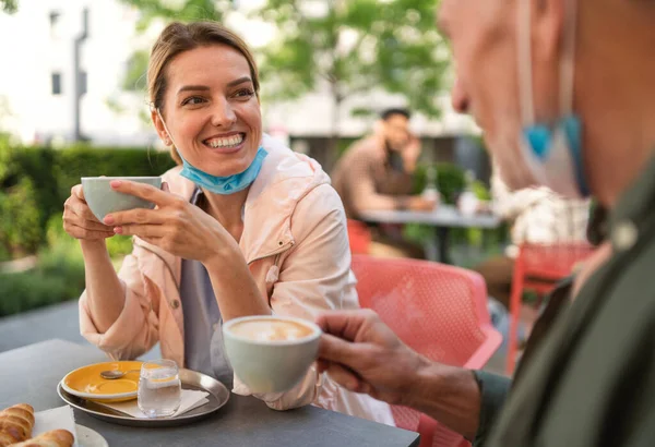 Woman with senior father in cafe outdoors in city, life after covid-19 vaccination and back to normal concept. — Stock Photo, Image