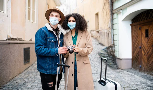 Jovens turistas casal com câmera em férias na cidade velha, conceito coronavírus. — Fotografia de Stock