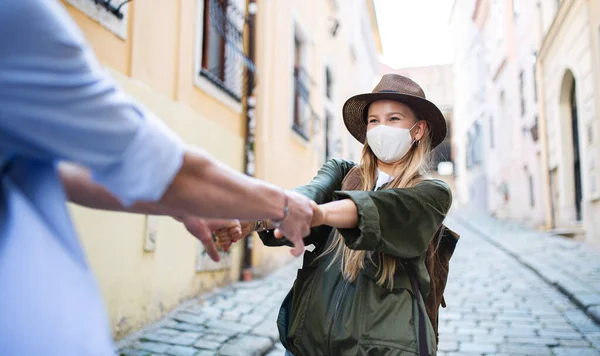 Jovens casais viajantes apaixonados se divertindo ao passear na cidade de férias, conceito de coronavírus. — Fotografia de Stock