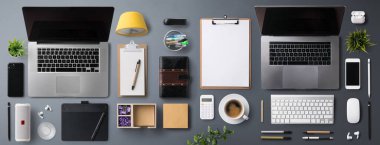 Düz yatıyordu üst görünüm ofis masası çalışma alanı gri arka planda dizüstü bilgisayarla.