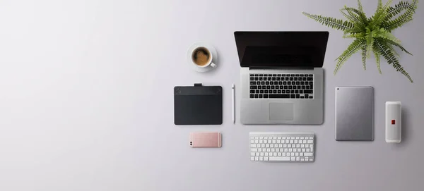 Flat lay vista superior escritório mesa de trabalho espaço com laptop no fundo cinza. Espaço de cópia. — Fotografia de Stock