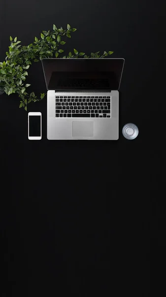 Byt ležel horní pohled kancelářský stůl pracovní prostor s notebookem na černém pozadí. Kopírovat prostor. — Stock fotografie