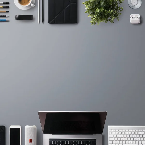Flat lay vista superior escritório mesa de trabalho espaço com laptop no fundo cinza. Espaço de cópia. — Fotografia de Stock