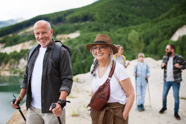 Happy multigeneration rodina na pěší túře na letní dovolenou, pěší. — Stock fotografie