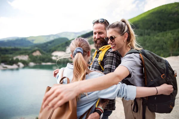 Família feliz com a filha pré-adolescente em uma viagem de caminhada nas férias de verão, descansando. — Fotografia de Stock