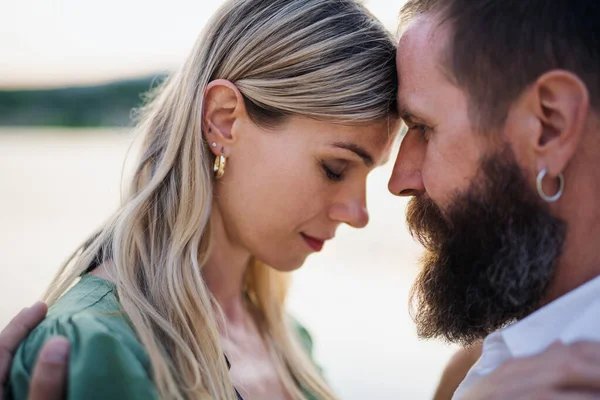 Primer plano retrato de feliz pareja madura en el amor abrazándose en la naturaleza. — Foto de Stock