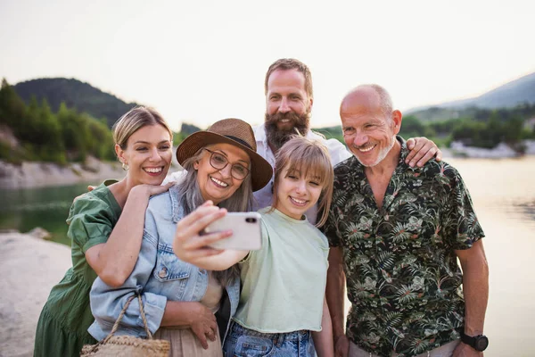 Feliz familia multigeneracional en viaje de senderismo en vacaciones de verano, tomando selfie. — Foto de Stock