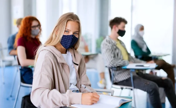 Retrato del estudiante universitario en el aula, coronavirus y vuelta al concepto normal. — Foto de Stock