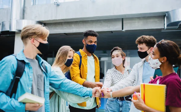 Estudantes universitários de pé e cumprimentando ao ar livre, coronavírus e de volta ao conceito normal. — Fotografia de Stock