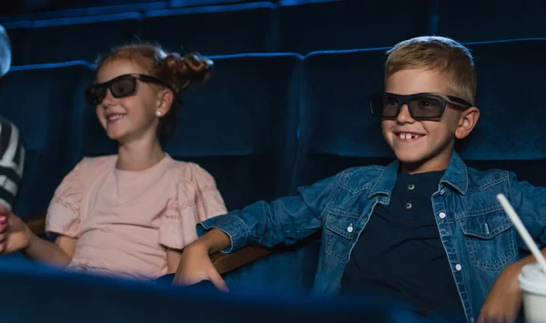 映画の中で3Dメガネを持つ幸せな小さな子供たち,映画を見て. — ストック写真