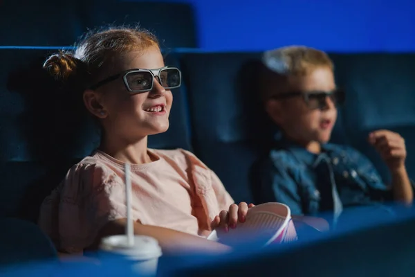 映画の中で3Dメガネを持つ小さな子供たち,映画を見て. — ストック写真