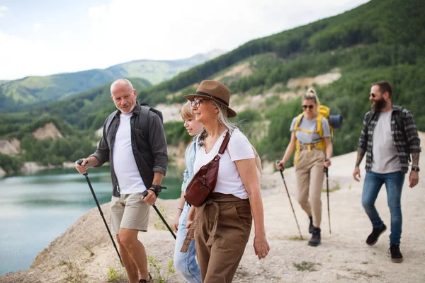 Happy multigeneration rodina na pěší túře na letní dovolenou, pěší. — Stock fotografie