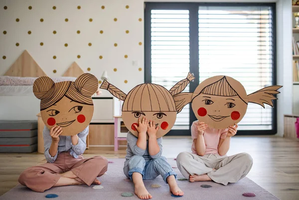 Retrato de tres hermanas en casa, jugando. — Foto de Stock