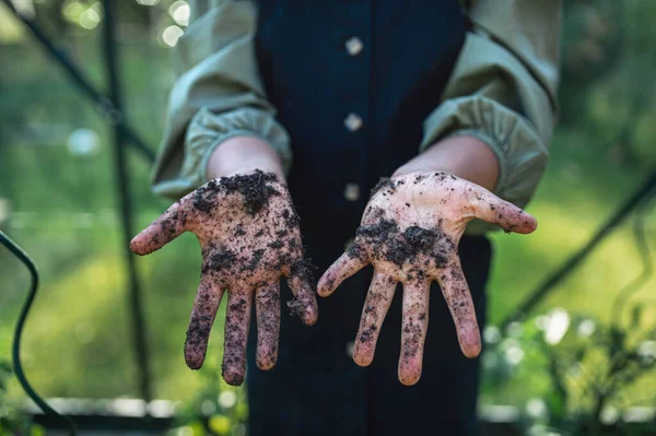 Kirli ellerini gösteren tanınmamış küçük kız, bahçıvanlık konsepti.. — Stok fotoğraf