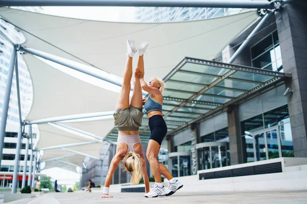 Две женщины занимаются спортом на открытом воздухе в городе, концепция здорового образа жизни. — стоковое фото