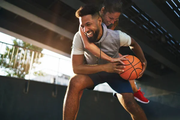 Férfi és nő barátok kosárlabda a szabadban, szórakozás. — Stock Fotó