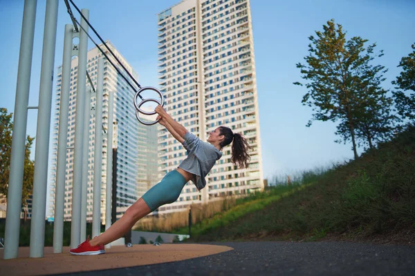 Mujer adulta haciendo ejercicio al aire libre en la ciudad, concepto de estilo de vida saludable. — Foto de Stock