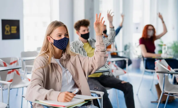 Retrato de estudante universitário em sala de aula dentro de casa, coronavírus e volta ao conceito normal. — Fotografia de Stock