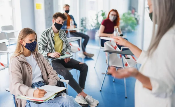 Retrato de estudante universitário em sala de aula dentro de casa, coronavírus e volta ao conceito normal. — Fotografia de Stock