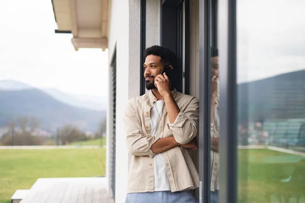 Evinin bahçesinde akıllı telefonları olan genç bir öğrenci bir telefon görüşmesi yapıyor.. — Stok fotoğraf