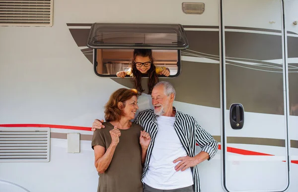 Idős pár unoka áll autóval, lakókocsi családi nyaralás utazás. — Stock Fotó