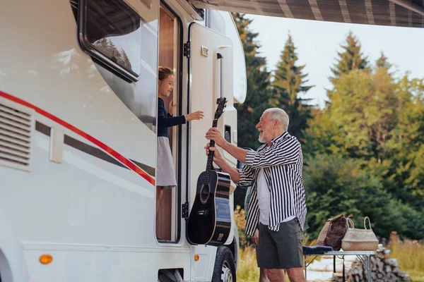 Flergenerationens familj packar upp och pratar med bil, husvagn semesterresa. — Stockfoto