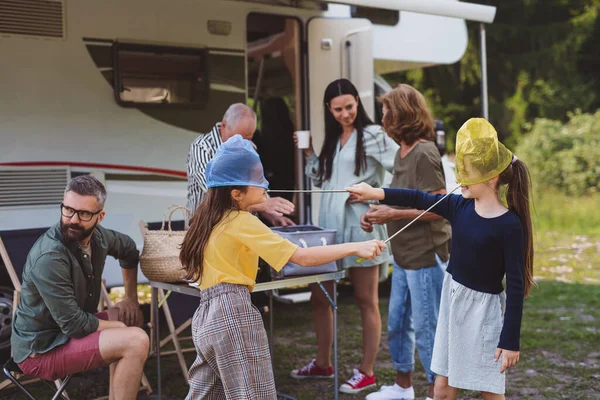 Famiglia multi-generazione disfare le valigie e parlare in auto, viaggio di vacanza caravan. — Foto Stock