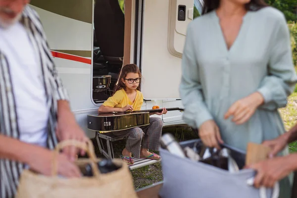 Flergenerationens familj packar upp med bil, husvagn semesterresa. — Stockfoto