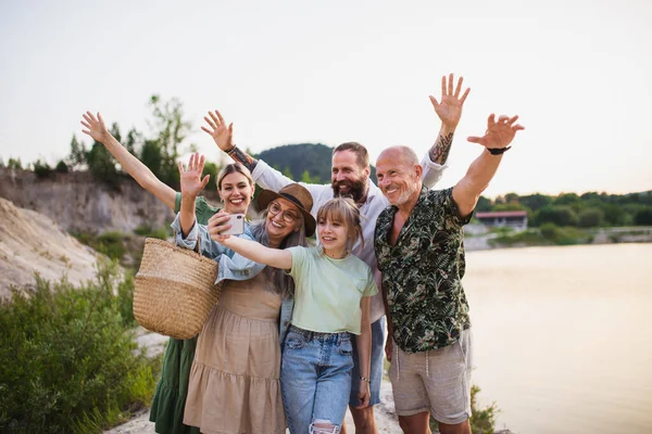 Feliz familia multigeneracional en viaje de senderismo en vacaciones de verano, tomando selfie. —  Fotos de Stock