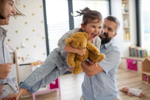 Otec s dcerami doma, hraje si, směje se a baví. — Stock fotografie
