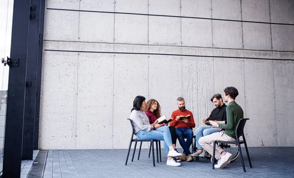 Uomini e donne seduti in cerchio durante la terapia di gruppo, leggendo e parlando. — Foto Stock