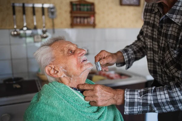Ritratto di uomo che si depila padre anziano in casa. — Foto Stock