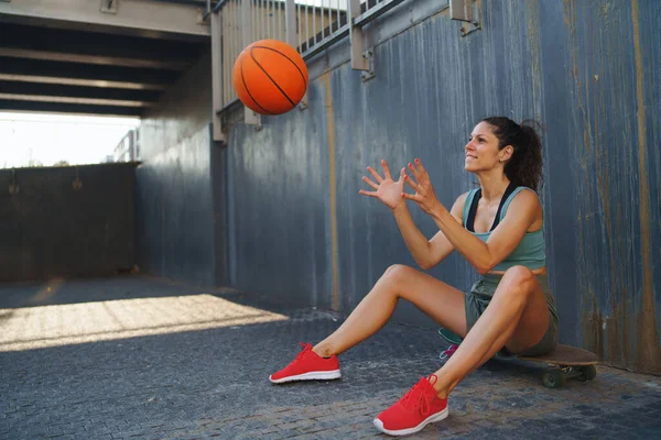 Mujer adulta con baloncesto al aire libre en la ciudad, sentada y descansando. —  Fotos de Stock