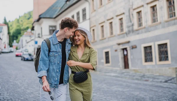 Glada unga par utomhus på gatan på stan resa, promenader och prata. — Stockfoto