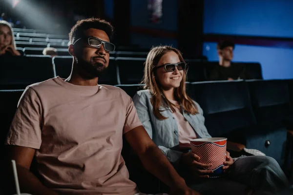 映画の中で3Dメガネを持つ陽気な若いカップル,映画を見て. — ストック写真