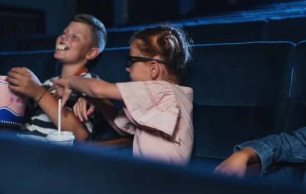 映画の中で3Dメガネとポップコーンを持つ小さな子供たち,映画を見て. — ストック写真