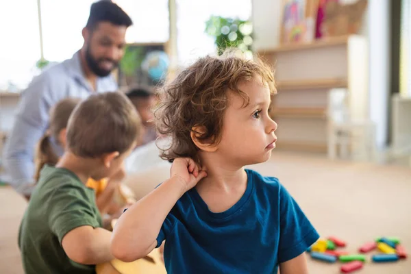 Portret van kleine jongen met klasgenoten en leraar in de klas. — Stockfoto