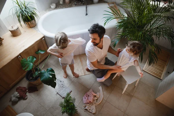 Vista superior de padre maduro con dos niños pequeños dentro de casa, preparándose para un baño. — Foto de Stock