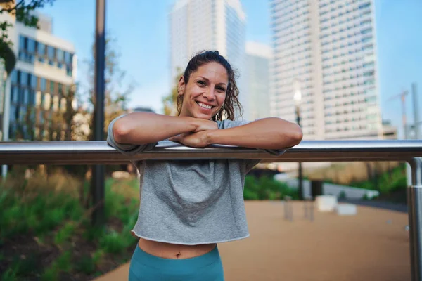 Mitte erwachsene Frau bei Bewegung im Freien im City Workout Park, gesundes Lebensstilkonzept. — Stockfoto