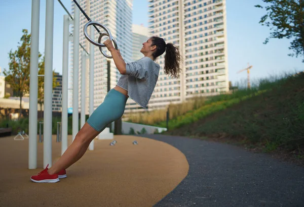 Mujer adulta haciendo ejercicio al aire libre en la ciudad, concepto de estilo de vida saludable. — Foto de Stock