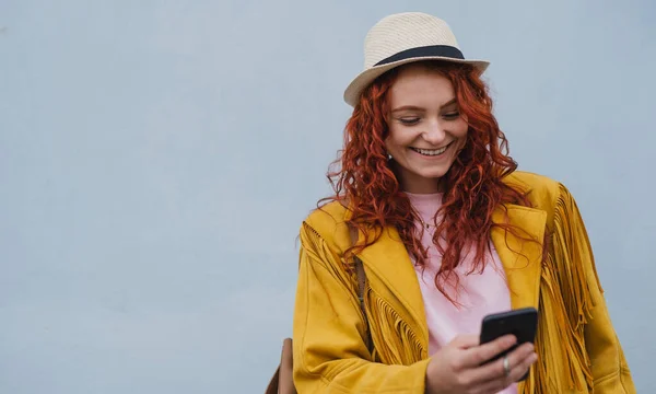 Giovane turista all'aperto su sfondo bianco in viaggio in città, utilizzando smartphone. — Foto Stock