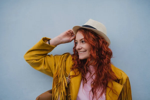 Jeune femme touriste en plein air sur fond blanc en voyage en ville, regardant de côté. — Photo