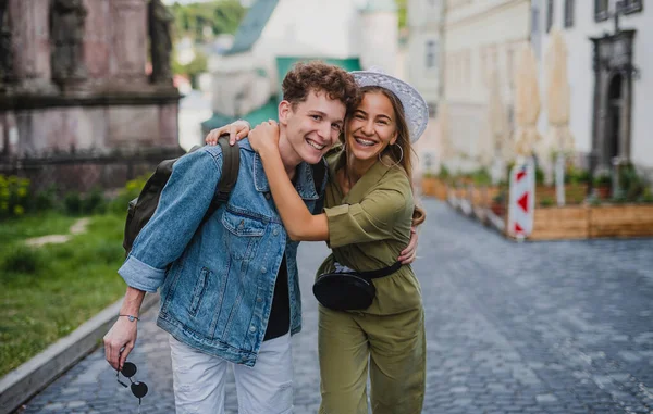 Glückliches junges Paar auf Städtereise im Freien, zu Fuß und mit Blick auf die Kamera. — Stockfoto