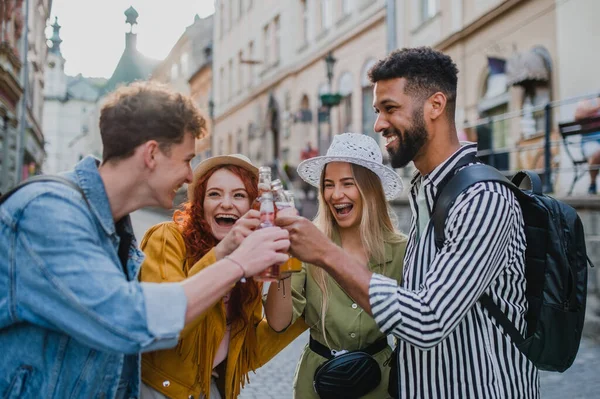 Front view of group of happy young people with drinks outdoor on street on town trip, γέλιο. — Φωτογραφία Αρχείου
