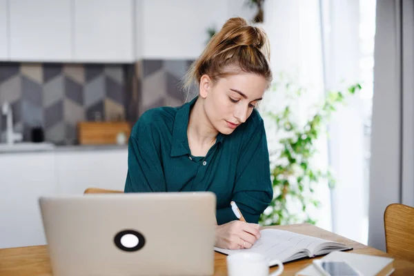 Mladá žena student s notebookem psaní poznámek, domácí kancelář a učení. — Stock fotografie