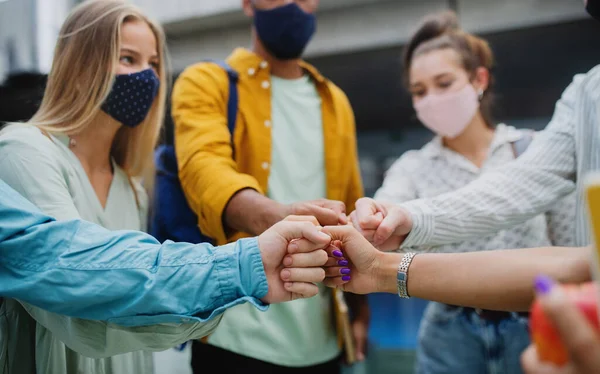 Estudantes universitários de pé e cumprimentando ao ar livre, coronavírus e de volta ao conceito normal. — Fotografia de Stock