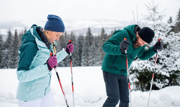 Ältere Paare Langlaufen im Freien in der winterlichen Natur, Tatra-Gebirge Slowakei. — Stockfoto